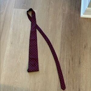 Elegant Burgundy Tie with Subtle Pattern